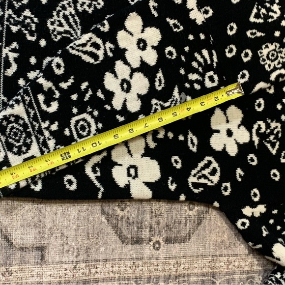 Vintage 80’s ADELE Acrylic Black & white Geometric Flower Sweater - Picture 10 of 14